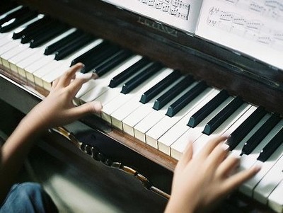 欣艺琴行音乐艺术培训中心,是一家专业从事中西方乐器销售与音乐技能培训的琴行